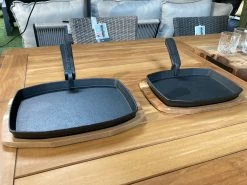 The Bastard Barbecue Grillplaat Sizzling Met Onderzetter Medium / Compact 33 X 22,8 X 4,2 Cm -The Bastard 8720168015853 4